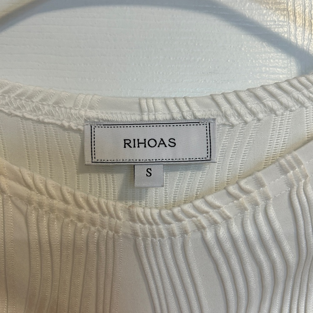 SOLD Rihoas Minimalist Long Sleeve Women’s Top | Cropped Top for Women